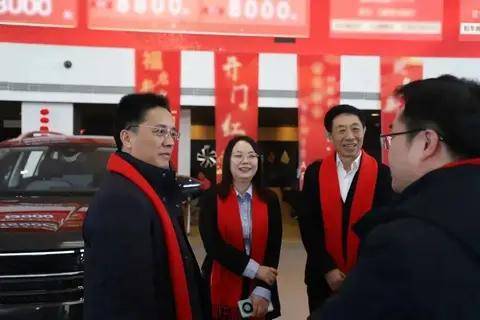 全力奔跑的陳彬和開門紅的一汽-大眾