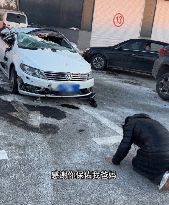 女子跪謝大眾車獲贈一汽大眾全新探岳L