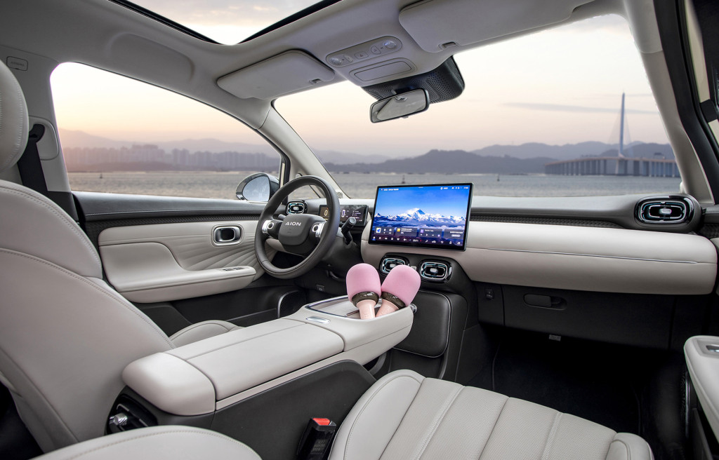 6.98萬元起!埃安UT正式上市,有AI有智駕,兩廂純電轎車續航420公里