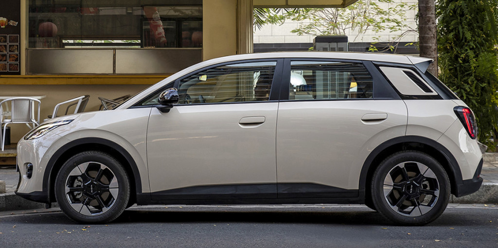 6.98萬元起!埃安UT正式上市,有AI有智駕,兩廂純電轎車續航420公里