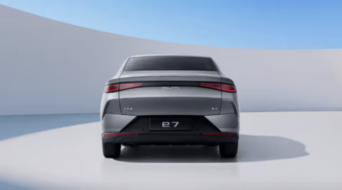 比亞迪e7官圖發布,手機屏似的中控,差別對待了