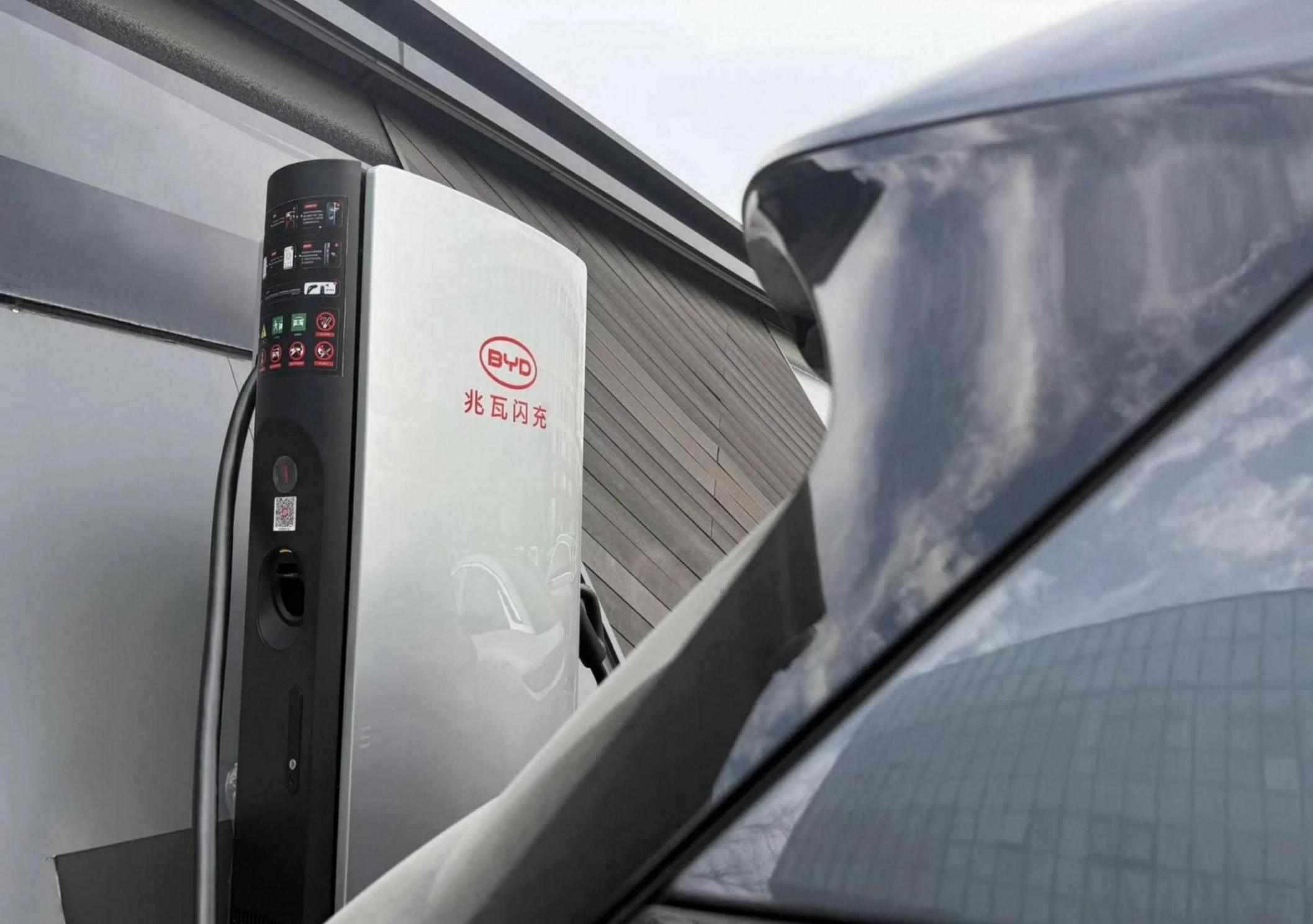 國產車企固態電池,年底上車!兆瓦閃充、蔚來換電,都白干了?