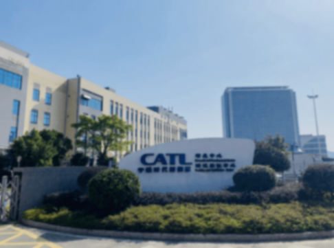 國產車企固態電池,年底上車!兆瓦閃充、蔚來換電,都白干了?