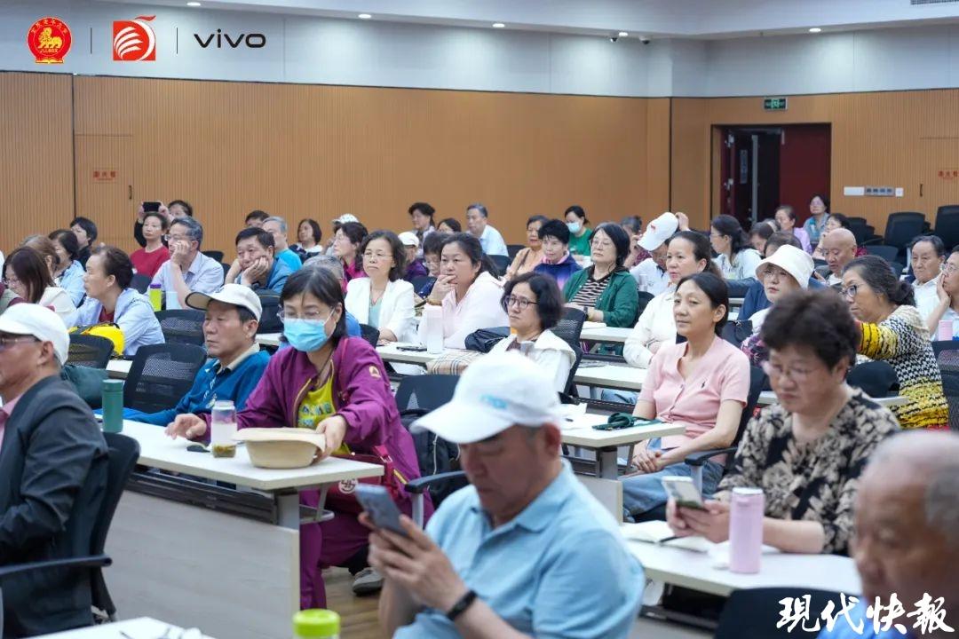 鳳凰?vivo攝影俱樂部第三期“手機影像課堂”于金陵老年大學開授第二次課