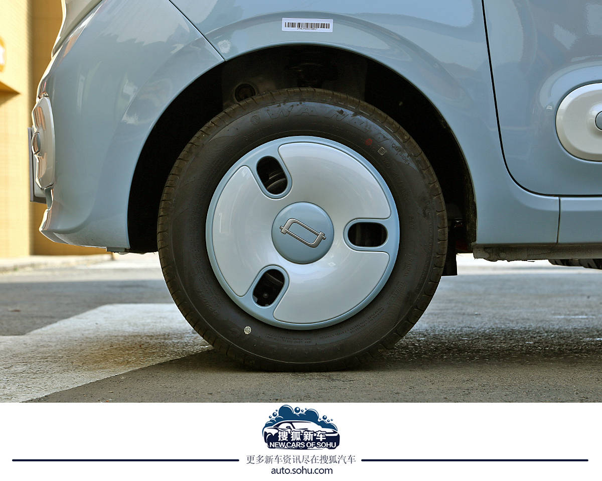 進(jìn)一步滿足個(gè)性化潮流需求 奔騰小馬“冰椰藍(lán)”新車(chē)色實(shí)拍