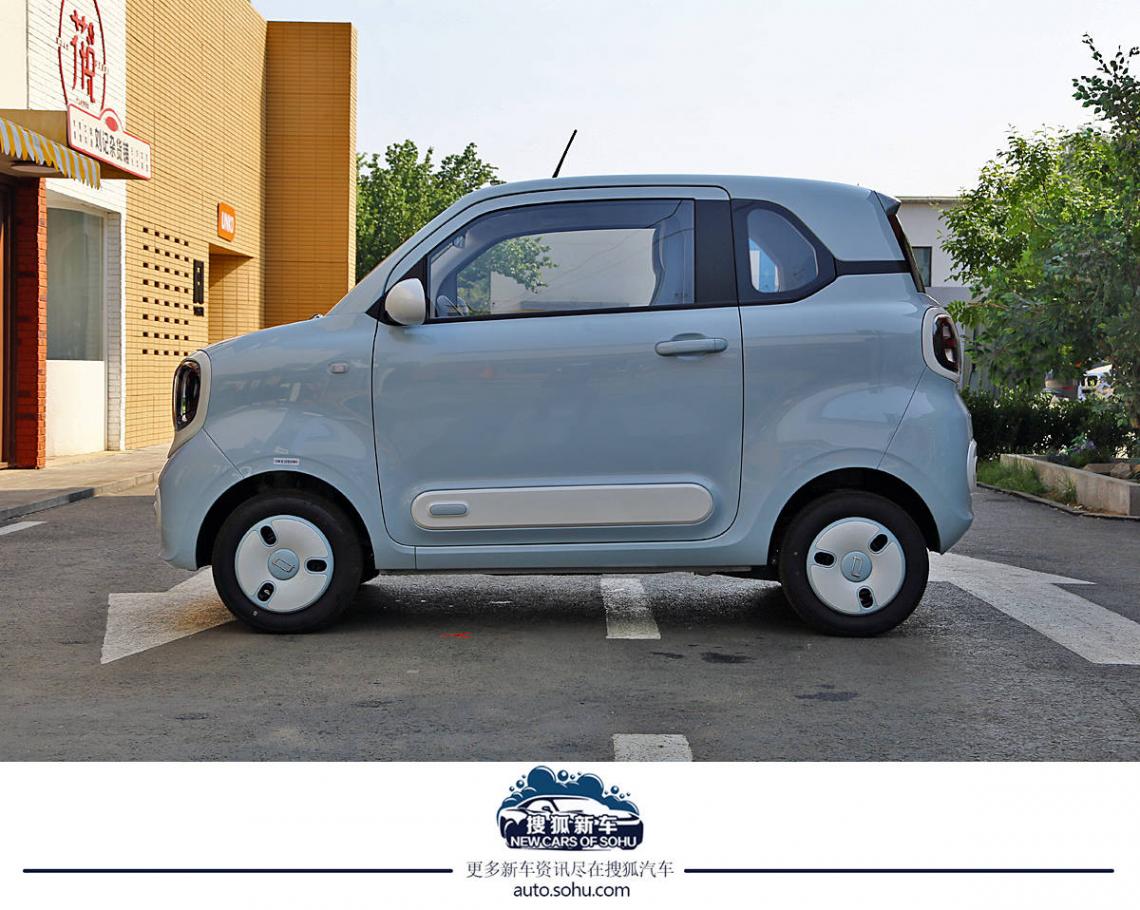 進(jìn)一步滿足個(gè)性化潮流需求 奔騰小馬“冰椰藍(lán)”新車(chē)色實(shí)拍