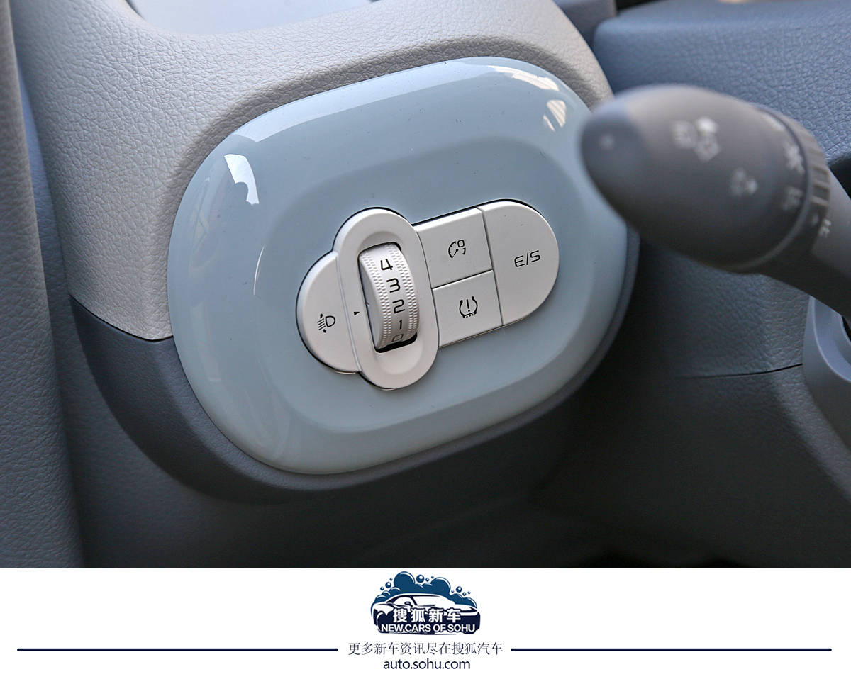 進(jìn)一步滿足個(gè)性化潮流需求 奔騰小馬“冰椰藍(lán)”新車(chē)色實(shí)拍