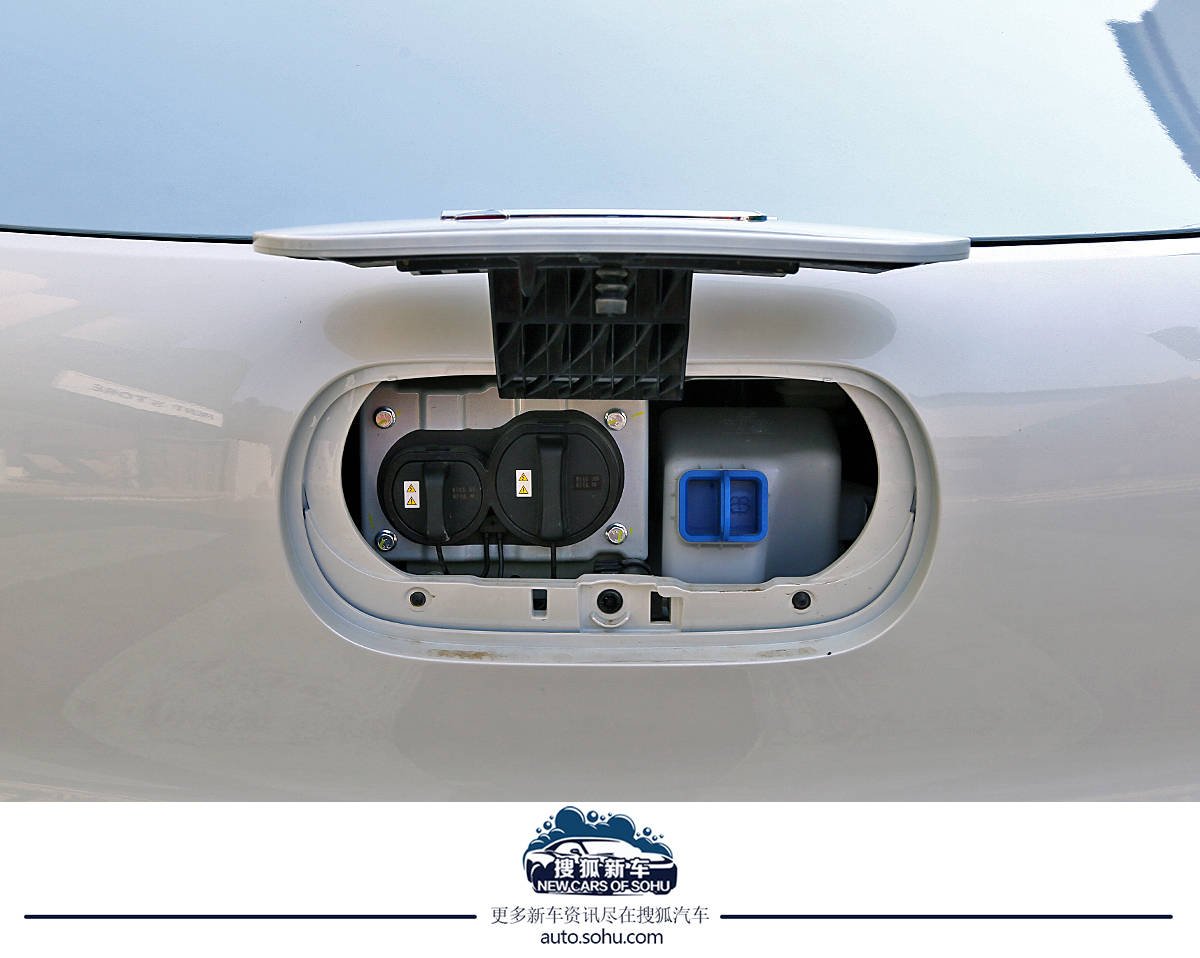 進(jìn)一步滿足個(gè)性化潮流需求 奔騰小馬“冰椰藍(lán)”新車(chē)色實(shí)拍