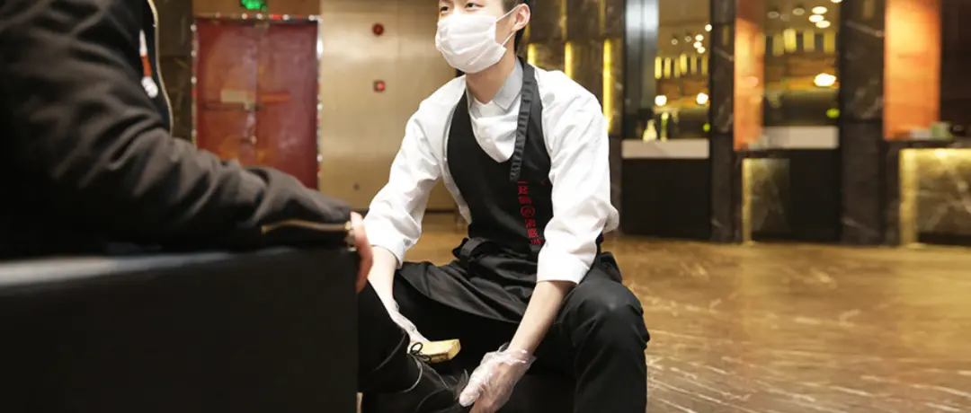 海底撈在“創收”驅動下,有的門店增設自助午餐,有的門店到夜市擺攤