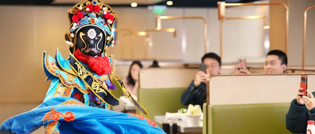 海底撈在“創收”驅動下,有的門店增設自助午餐,有的門店到夜市擺攤