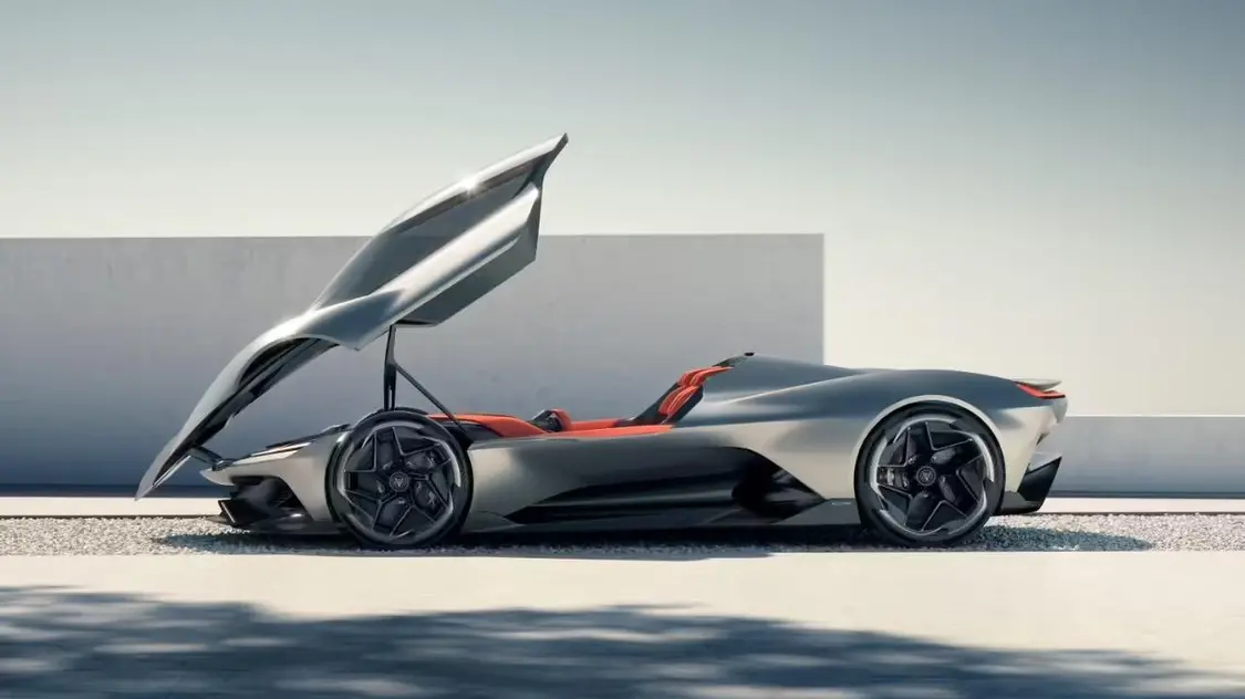 超2000馬力的新能源猛獸:雪佛蘭發布兩款科爾維特概念超跑CX/CX.R The interior and bucket seats of a silver convertible sports car.