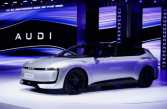四環(huán)穩(wěn)坐豪華位,AUDI開啟電動新局