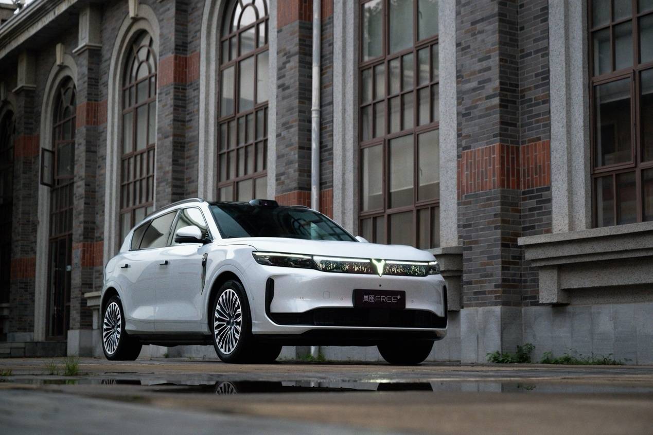 8月銷量超5200臺(tái)!嵐圖FREE+如何成為30萬(wàn)內(nèi)混動(dòng)SUV新變量?