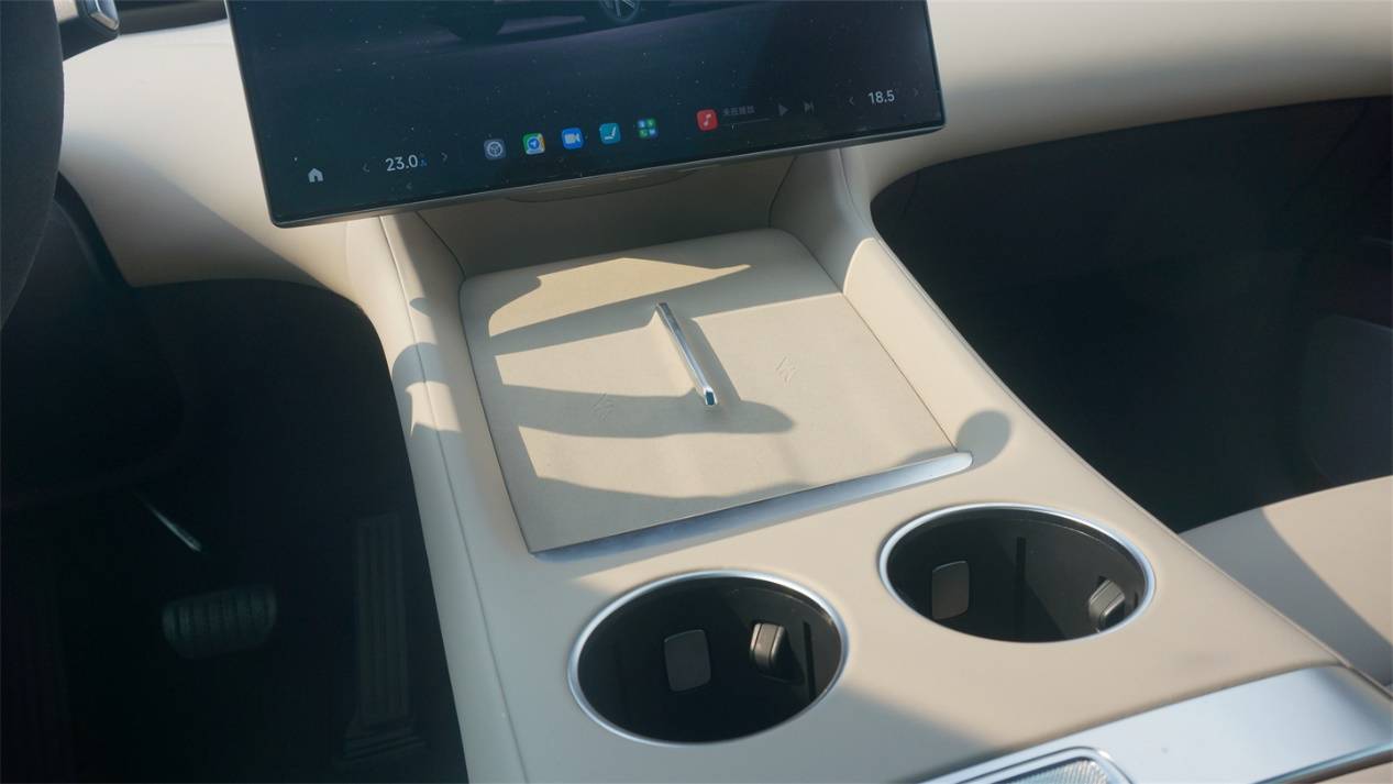 靠臉上位的小米YU7,能靠才華收服人心么?