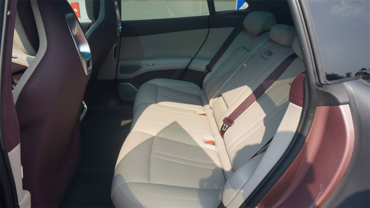 靠臉上位的小米YU7,能靠才華收服人心么?