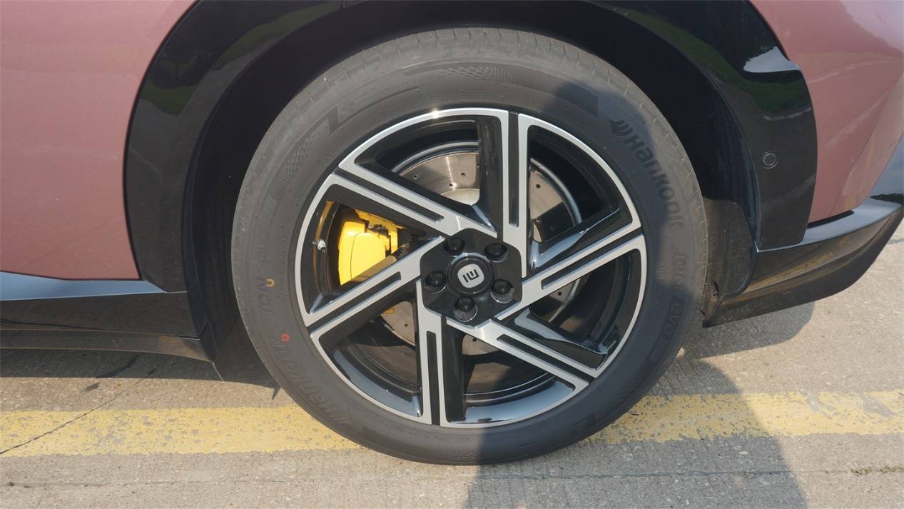 靠臉上位的小米YU7,能靠才華收服人心么?