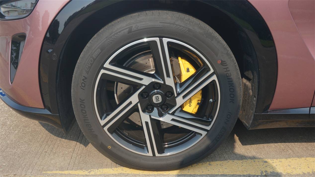 靠臉上位的小米YU7,能靠才華收服人心么?