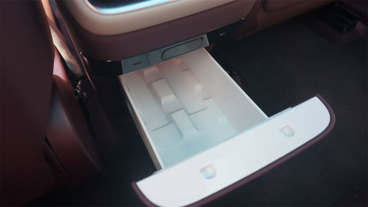 靠臉上位的小米YU7,能靠才華收服人心么?