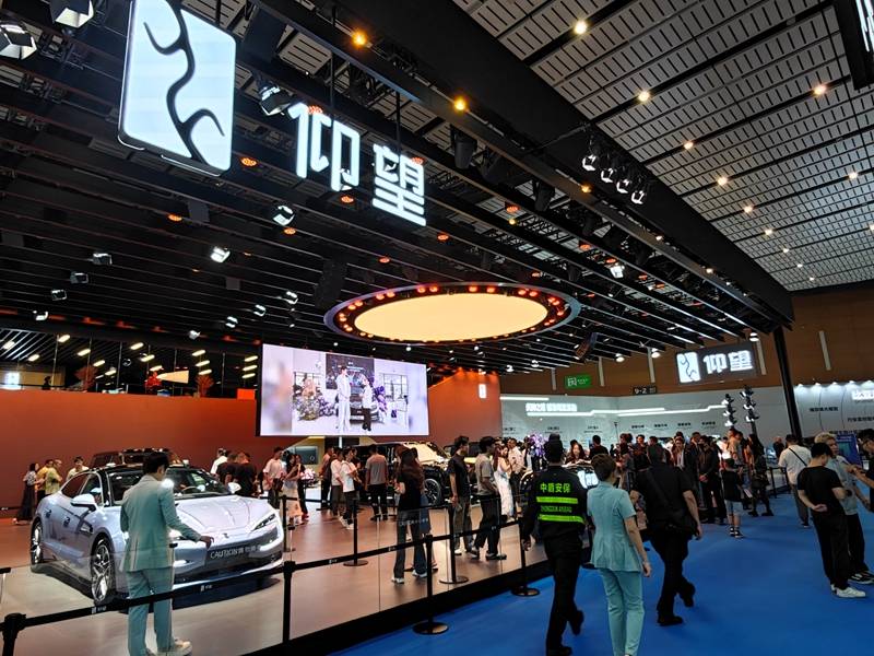 比亞迪全品牌車型矩陣亮相成都車展 黑科技外展同步展出