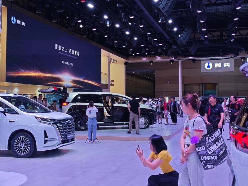 比亞迪全品牌車型矩陣亮相成都車展 黑科技外展同步展出