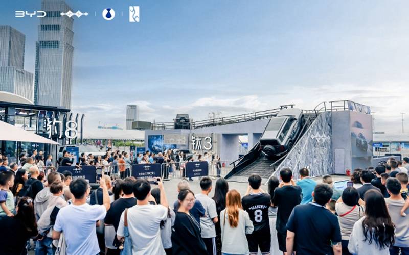 比亞迪全品牌車型矩陣亮相成都車展 黑科技外展同步展出