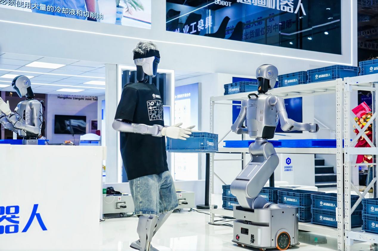 越疆“機械臂+人形+輪式+多足”具身機器人開啟工業智能體時代