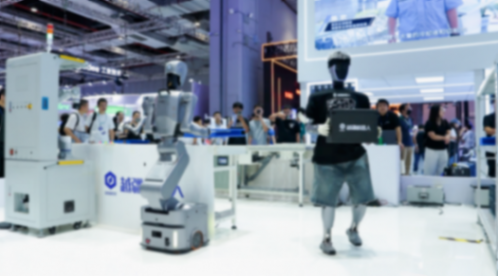 越疆“機械臂+人形+輪式+多足”具身機器人開啟工業智能體時代