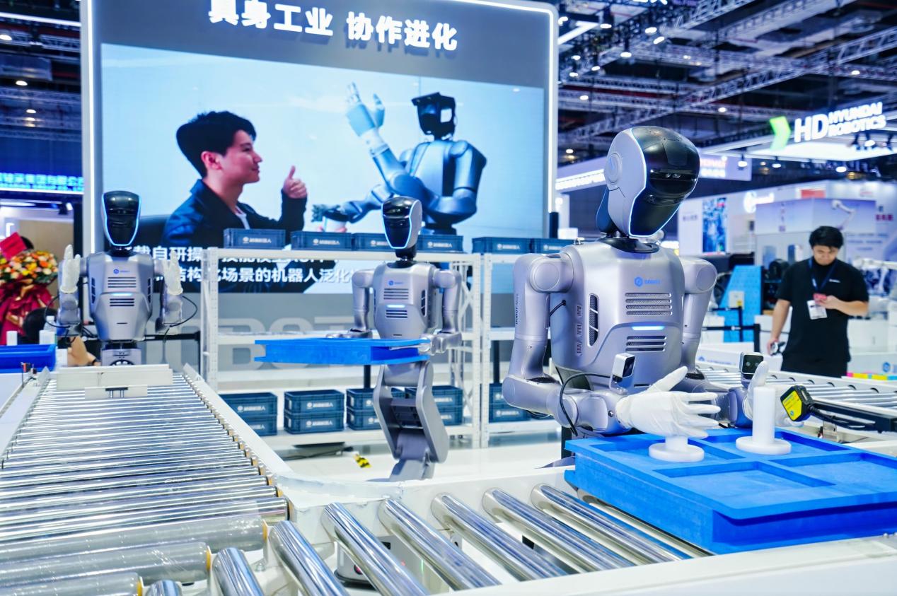 越疆“機械臂+人形+輪式+多足”具身機器人開啟工業智能體時代