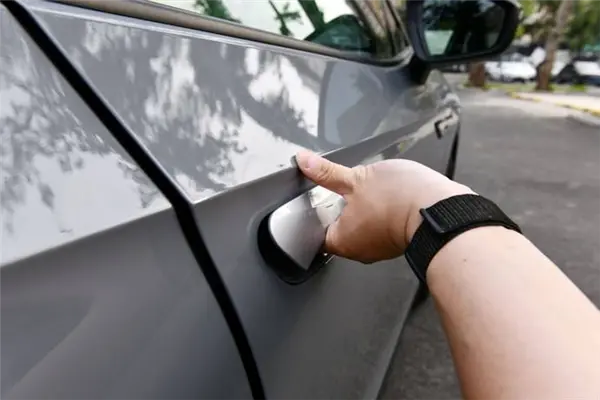 隱藏式門把手 給整個汽車行業都上了一課 隱藏式門把手 給整個汽車行業都上了一課